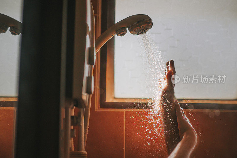 早晨开始的一天背光阳光浴室亚洲华人女性洗她的手与自来水
