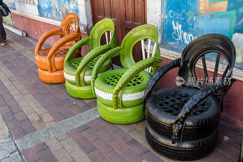 用回收和喷漆的轮胎做的花园椅子