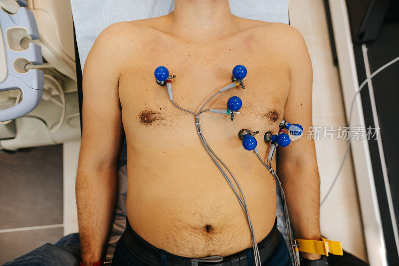 年轻男性病人，正在医院做心电图检查