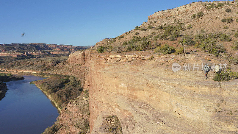 无人机拍摄的夫妇在峡谷山脊上的河流