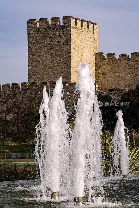 伊斯坦布尔拜占庭墙的一部分，带有喷泉。