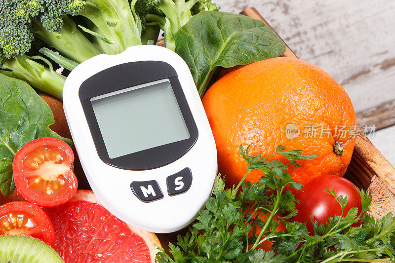 葡萄糖测量仪用于测量糖水平和水果和蔬菜。糖尿病、健康生活方式和营养的概念