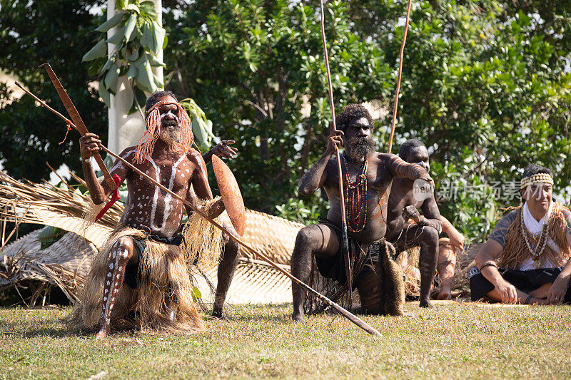 身穿土著服饰的澳大利亚原住民在表演，重现250年前詹姆斯·库克船长抵达澳大利亚的情景。Cooktown,昆士兰,澳大利亚