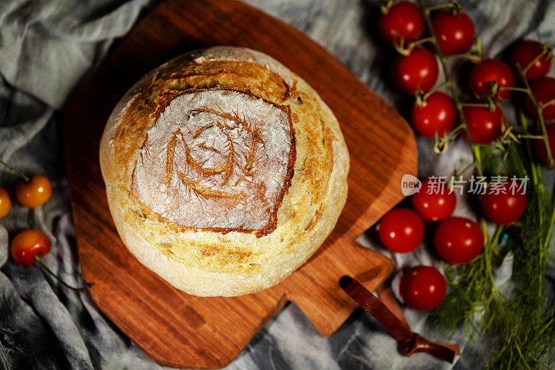 手工面包:在砧板上自制的酸面包