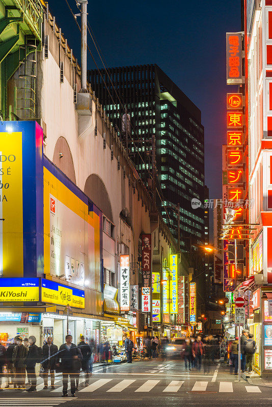 霓虹之夜挤满东京秋叶原购物区日本城市街道