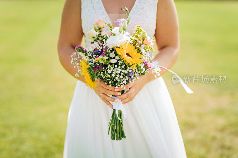 新娘手持美丽的花束