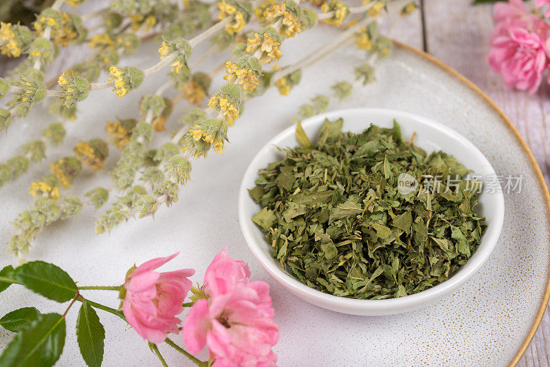 绿茶或加糖和干药草的花草茶