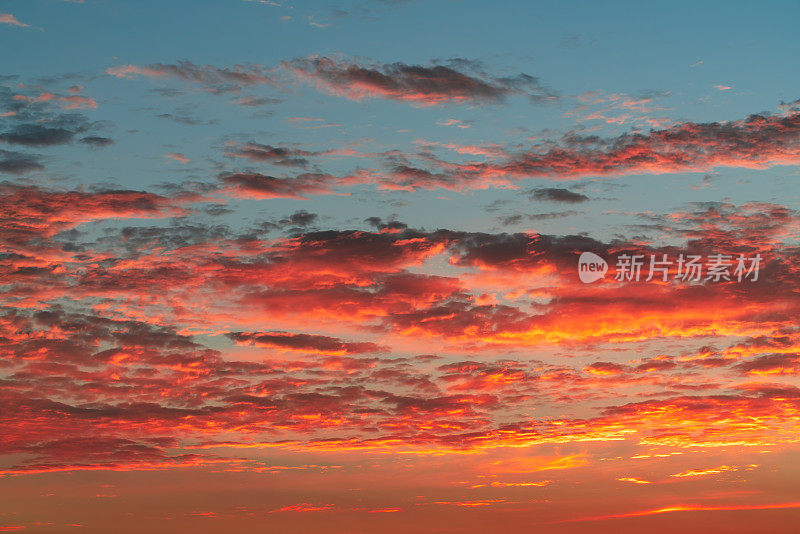 绚丽的彩云在戏剧性的日落天空