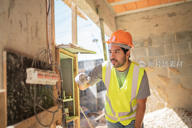 电工在建筑工地分析电线