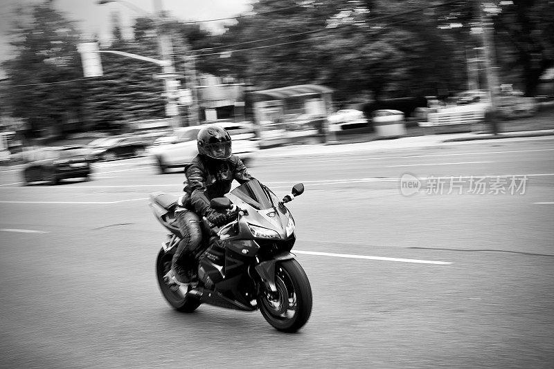 骑摩托车的男人。