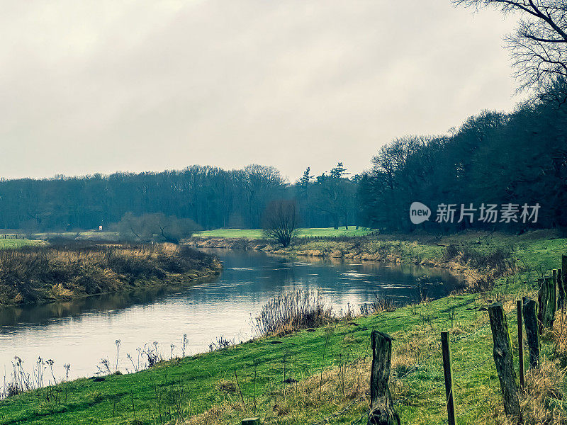 这条名为“Ems”的河位于德国临根市附近，天气多雨。