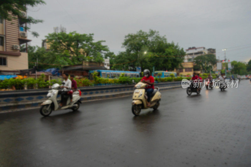印度西孟加拉邦加尔各答的模糊图像。季风时期加尔各答的交通景象。助动车传递。加尔各答是西孟加拉邦的首府，拥有该邦最大的交通流量。