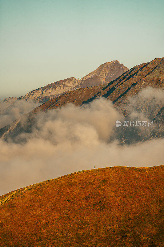 塔特拉山脉和阳光的秋景。云朵飘浮于山峰之上