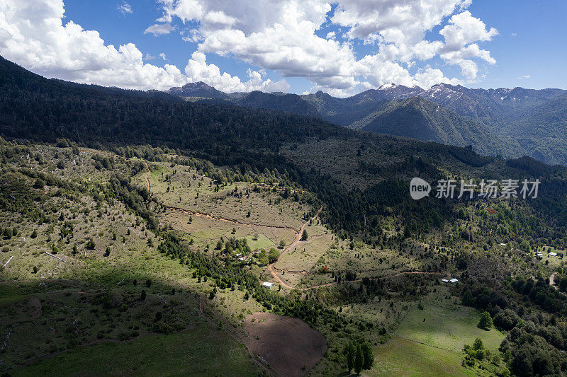 爬山坡的土路