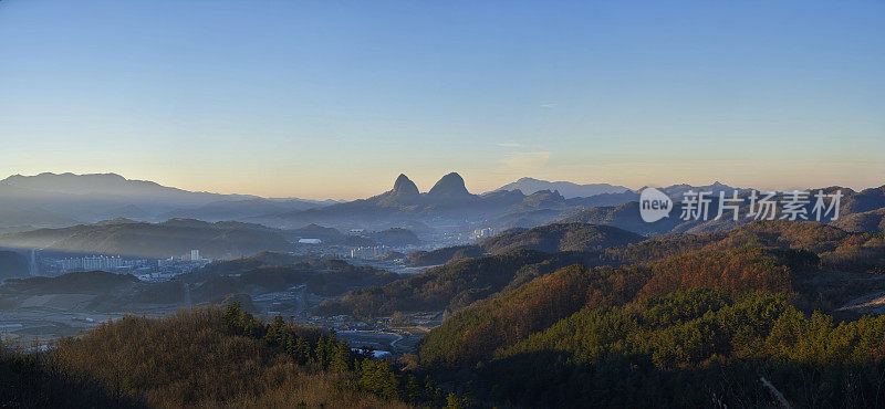 麦山的全景