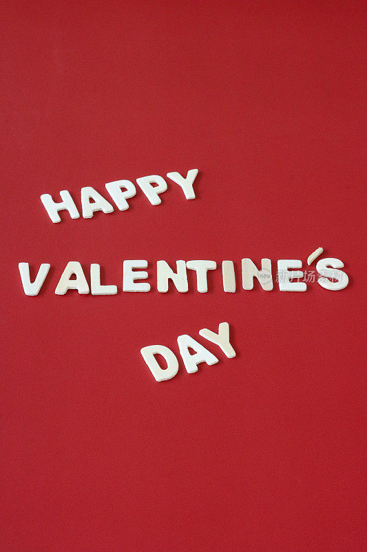 自制DIY简单的情人节卡片设计图像，红色背景上剪出白色字母，手工浪漫贺卡，快乐的情人节信息