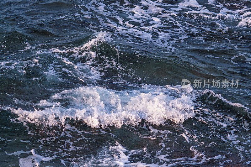 海浪拍打着海岸