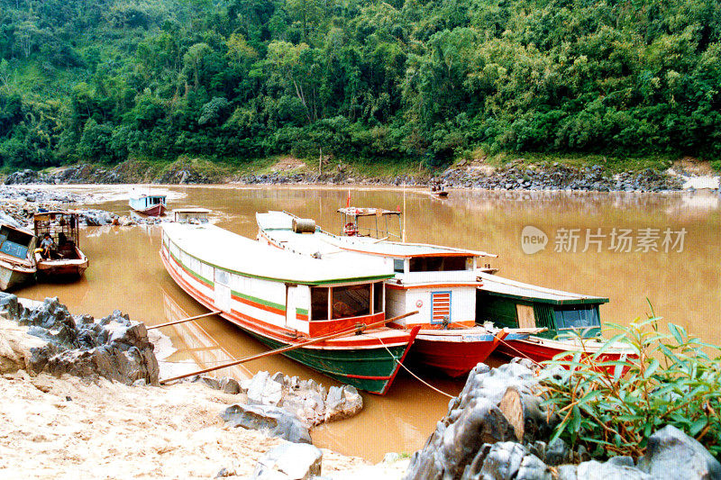 上世纪90年代，老挝船只在中老边境附近的湄公河上航行