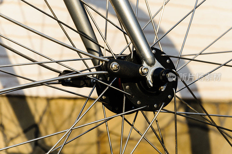 关闭毂和辐条的老式自行车固定齿轮