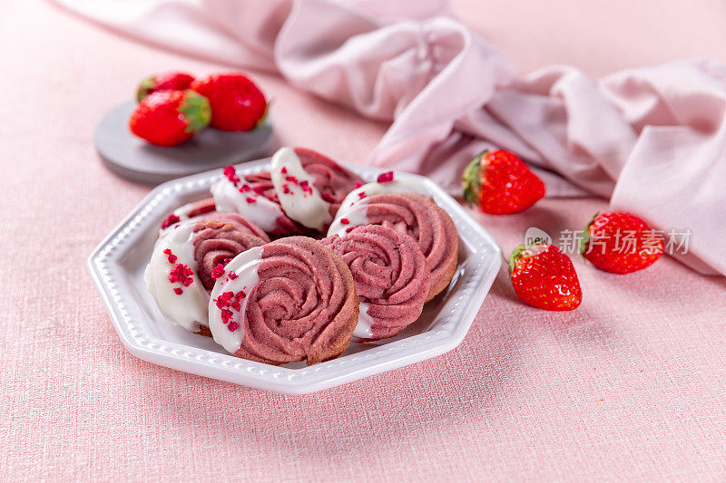草莓酥饼配白巧克力和冻草莓干