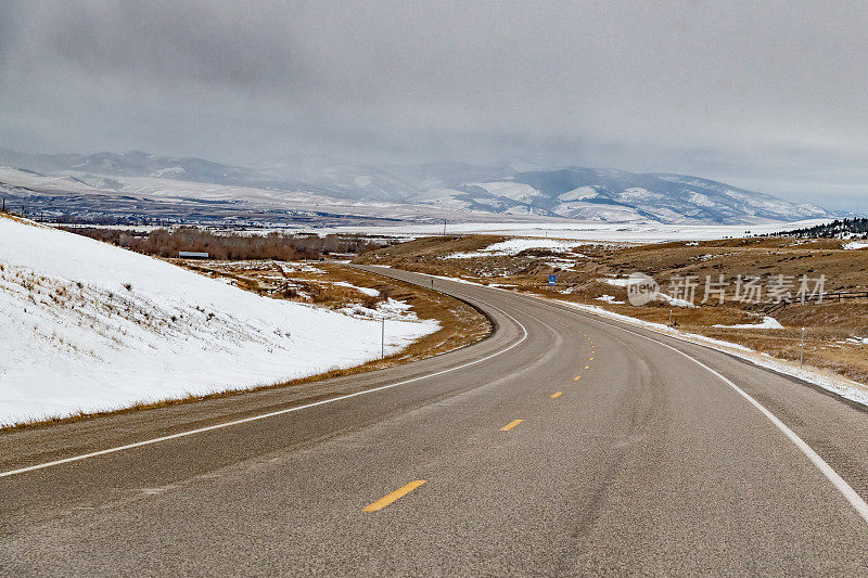柏油公路蜿蜒穿过蒙大拿州连绵起伏的山丘