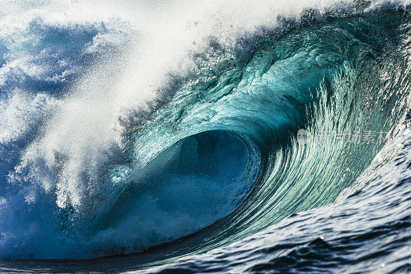 全帧完美的蓝绿色波浪打破在一个阳光明媚的金色下午开放的海洋