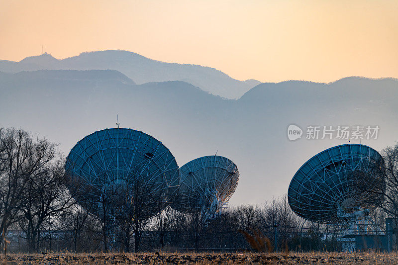 卫星接收组处于夕阳下