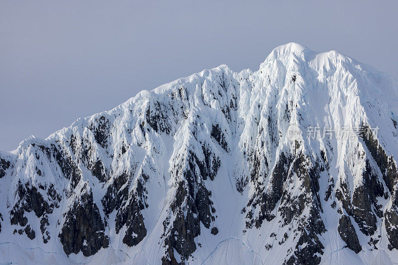 南极半岛陡峭的山脊的细节特写。