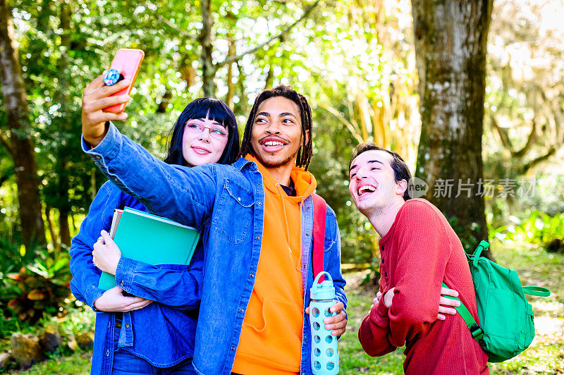 混合种族的年轻朋友，大学生，使用手机制作视频或自拍的内容创作或社交媒体