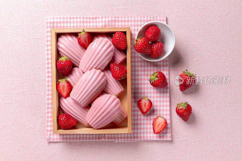 草莓玛德琳蘸草莓巧克力