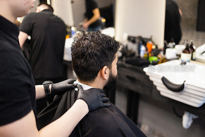 理发师在洗头后为客户理发