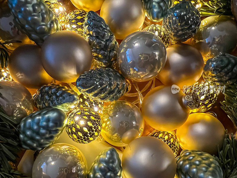 用球和灯做成的金色圣诞装饰。