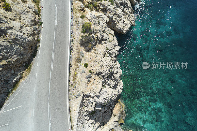 海边路接近海滩，从上面看