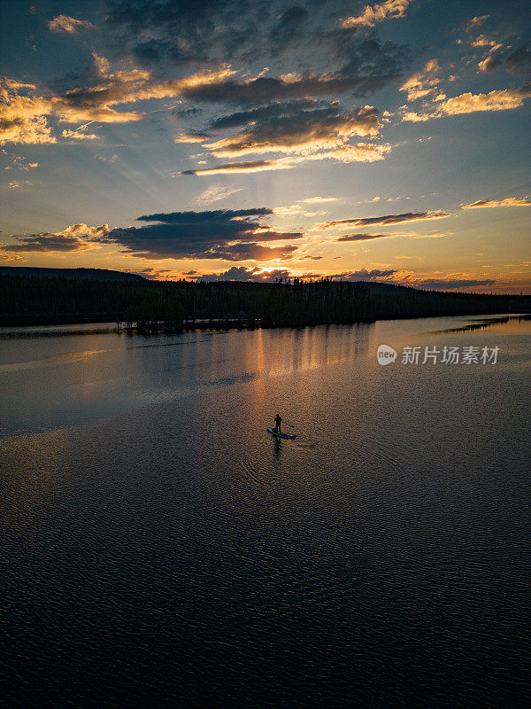 日落时的湖景