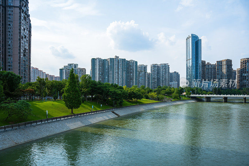 阳光明媚的河滨大桥和现代城市建筑