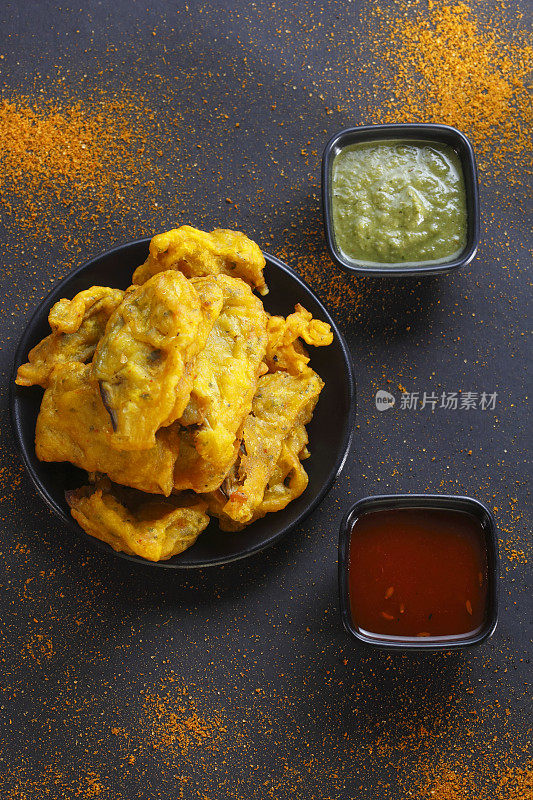 茄子脆饼或pakora