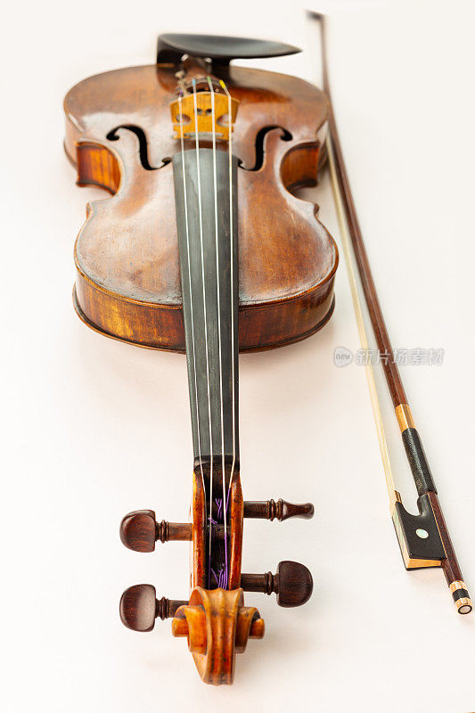 古典旧小提琴在白色背景