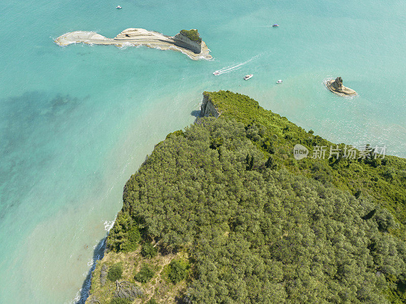 俯瞰阿波特里皮蒂海滩附近大海和美人鱼岩石的悬崖鸟瞰图。科孚岛,希腊