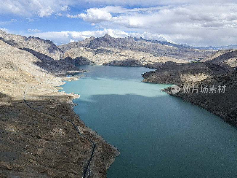 鸟瞰帕米尔高原上的水库，新疆，中国