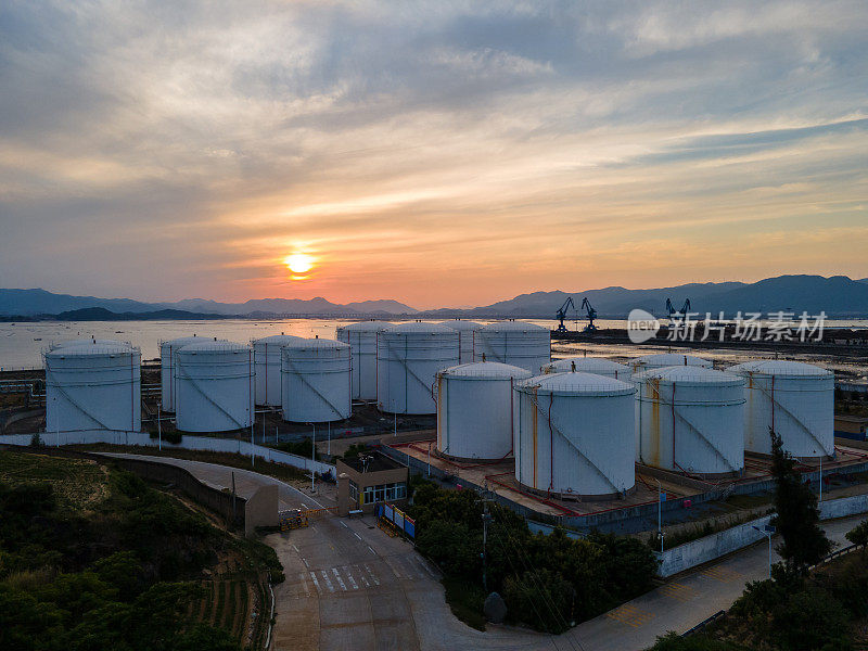 日落时海岸港口油库的鸟瞰图