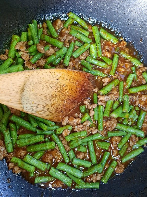 炒菜炒青豆配辣酱猪肉-准备食物。