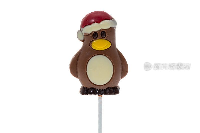 白色棒状背景上的巧克力圣诞企鹅雕像