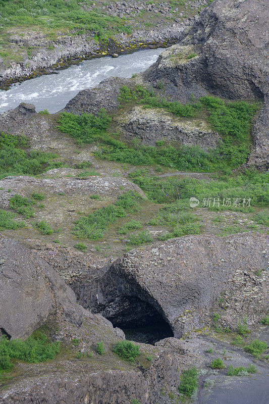 西达鲁Jokulsa河火山拱形洞穴的高角度视图