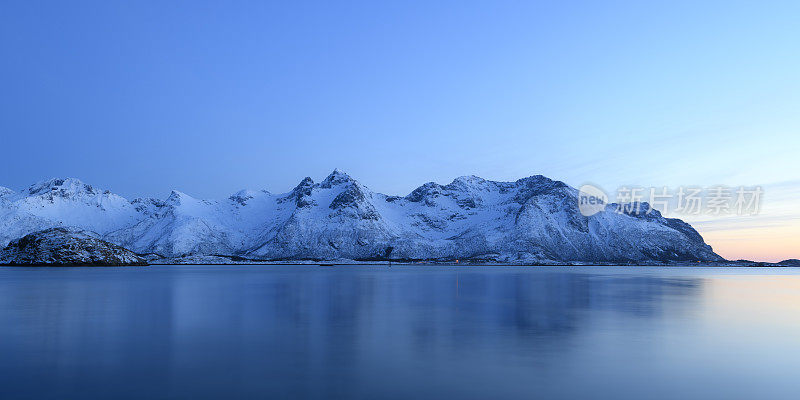 挪威罗浮敦雪景的冬季日落
