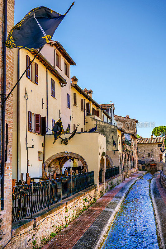 翁布里亚(Umbria)中世纪城镇Foligno的拱廊和小巷之间的一条古老运河