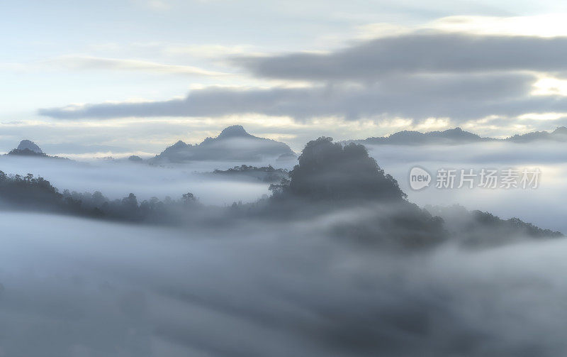 美丽的早晨风景与雾和自然在班贾博，湄宏松，泰国。