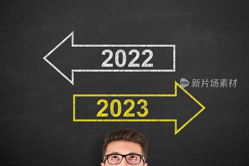 旧年或2023年新年在黑板背景人的头上