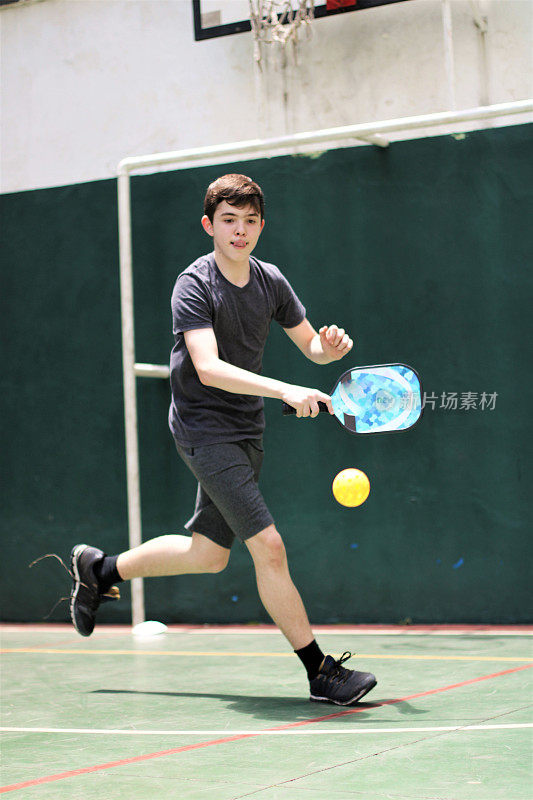 少年玩pickleball