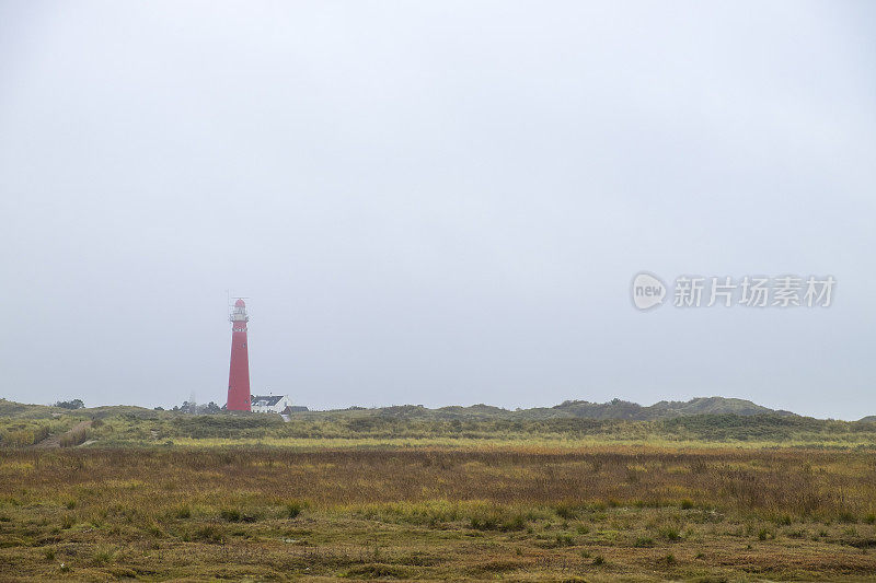 在瓦登海的Schiermonnikoog岛的沙丘上的灯塔