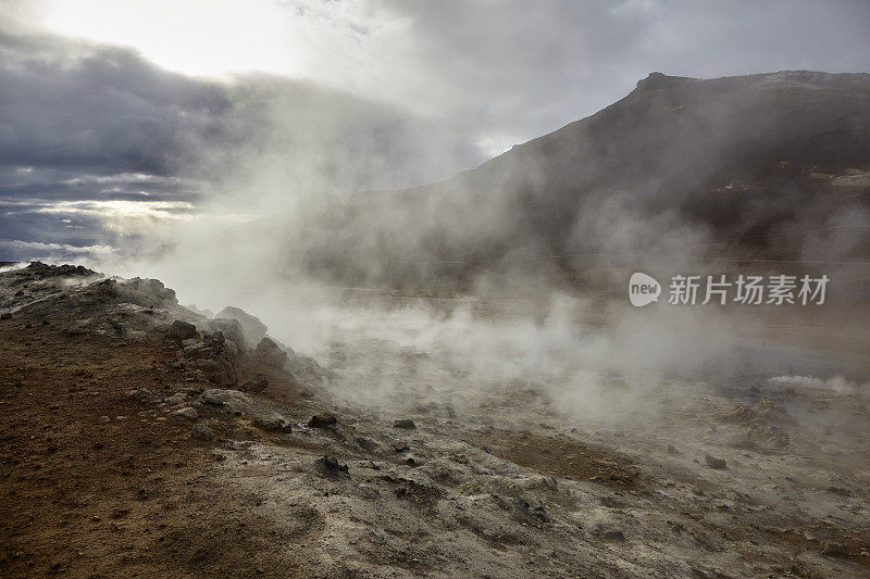 冰岛北部Hverir地热区的蒸汽火山孔